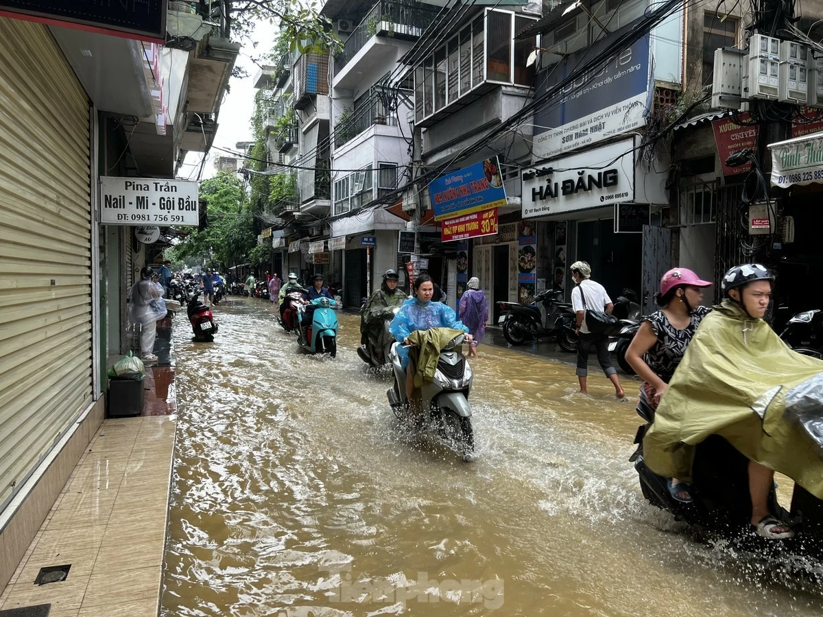 Lũ lụt miền Bắc: Nước sông Hồng dâng cao trên báo động II, nhiều khu vực ở Hà Nội mênh mông nước