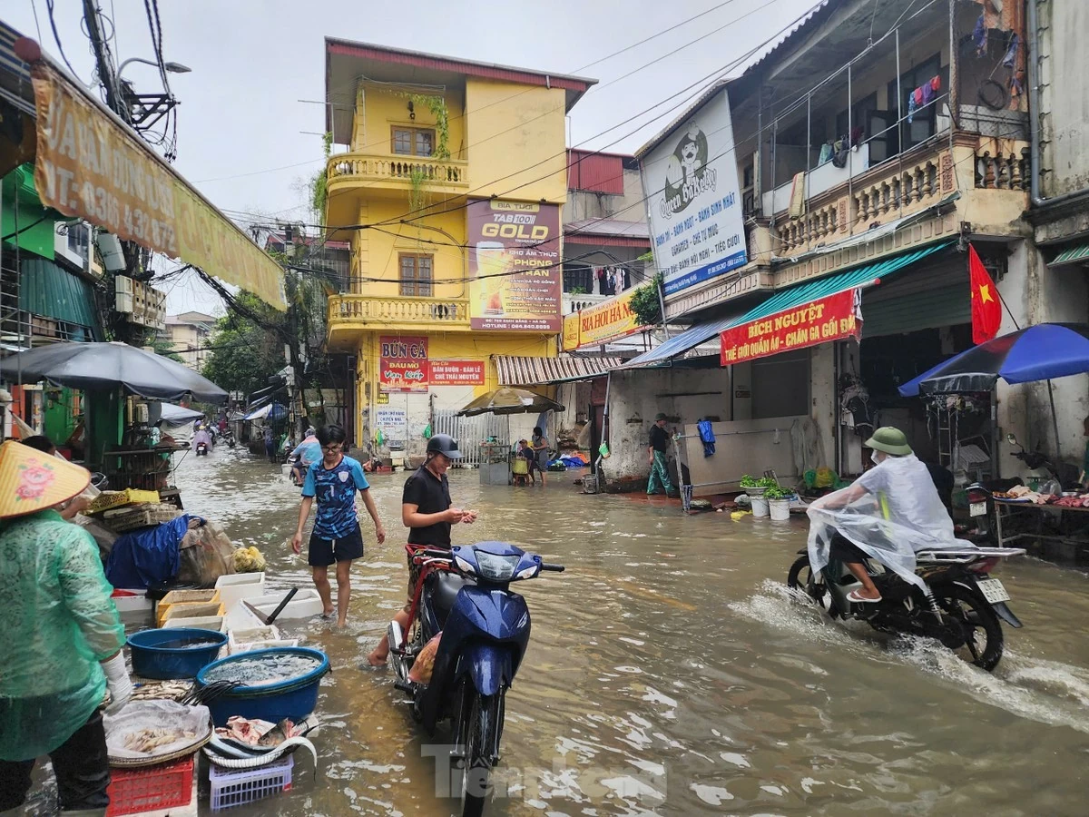 Lũ lụt miền Bắc: Nước sông Hồng dâng cao trên báo động II, nhiều khu vực ở Hà Nội mênh mông nước