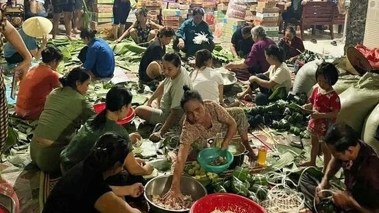 Người dân Thanh Hóa, Nghệ An làm hàng nghìn bánh chưng gửi đồng bào lũ lụt ở miền Bắc