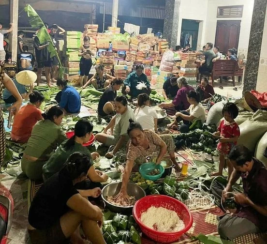 Người miền Trung 'đỏ lửa' nấu hàng nghìn bánh chưng gửi đồng bào lũ lụt