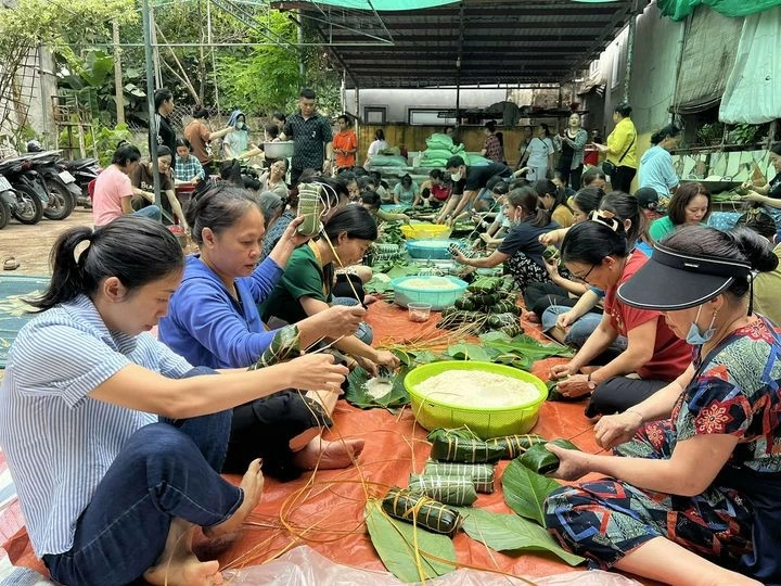 Người miền Trung 'đỏ lửa' nấu hàng nghìn bánh chưng gửi đồng bào lũ lụt