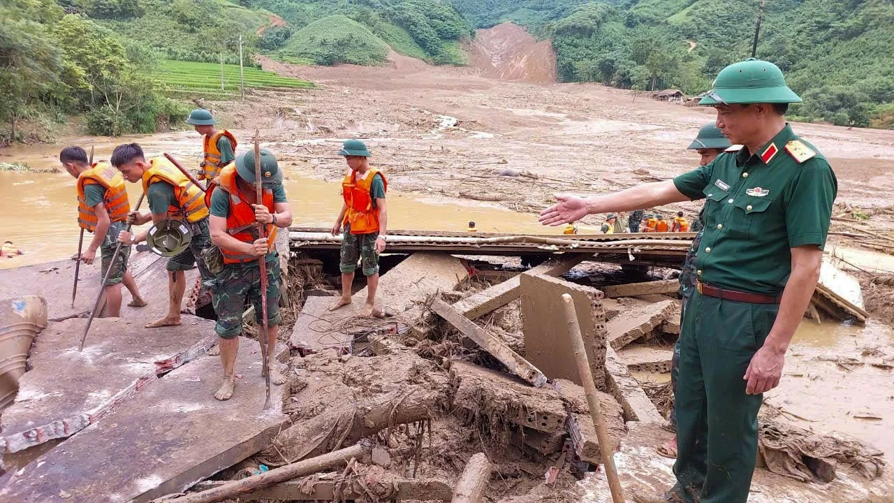 Cán bộ chiến sĩ Quân khu 2 tích cực tìm kiếm những người mất tích trong trận lũ kinh hoàng ở Bảo Yên, Lào Cai