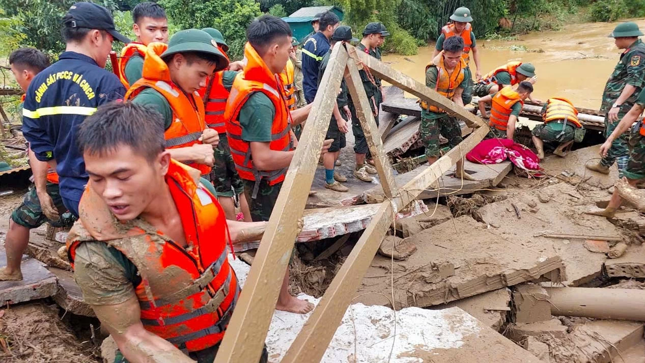 Cán bộ chiến sĩ Quân khu 2 tích cực tìm kiếm những người mất tích trong trận lũ kinh hoàng ở Bảo Yên, Lào Cai