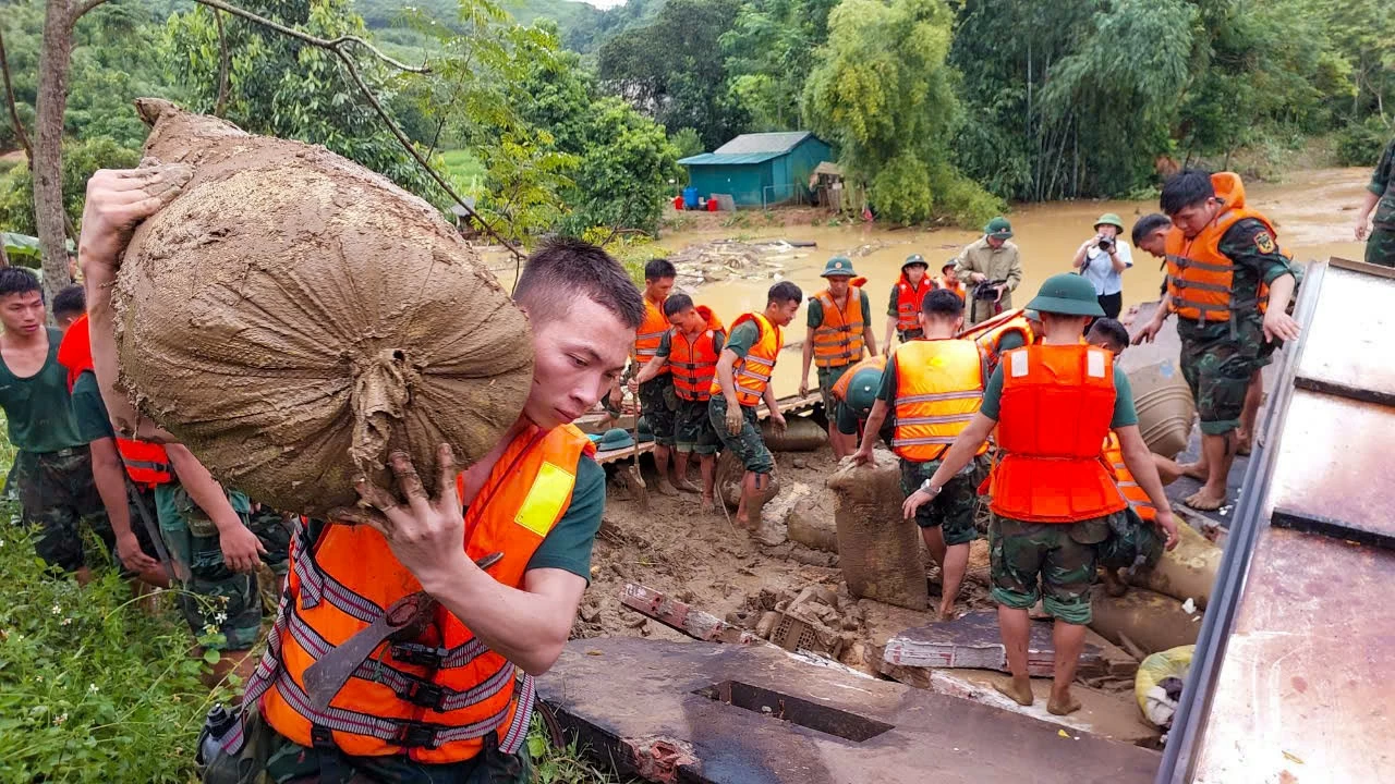 Cán bộ chiến sĩ Quân khu 2 tích cực tìm kiếm những người mất tích trong trận lũ kinh hoàng ở Bảo Yên, Lào Cai