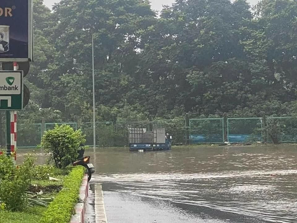 Lũ lụt miền Bắc: Nước sông Hồng dâng cao trên báo động II, nhiều khu vực ở Hà Nội mênh mông nước