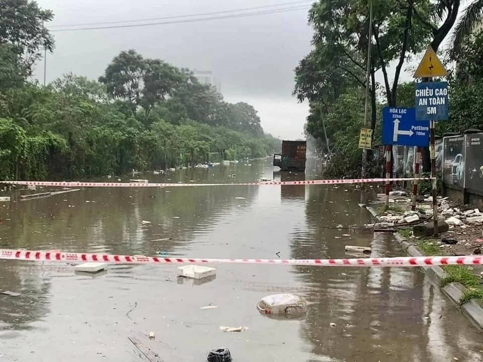 Lũ lụt miền Bắc: Nước sông Hồng dâng cao trên báo động II, nhiều khu vực ở Hà Nội mênh mông nước