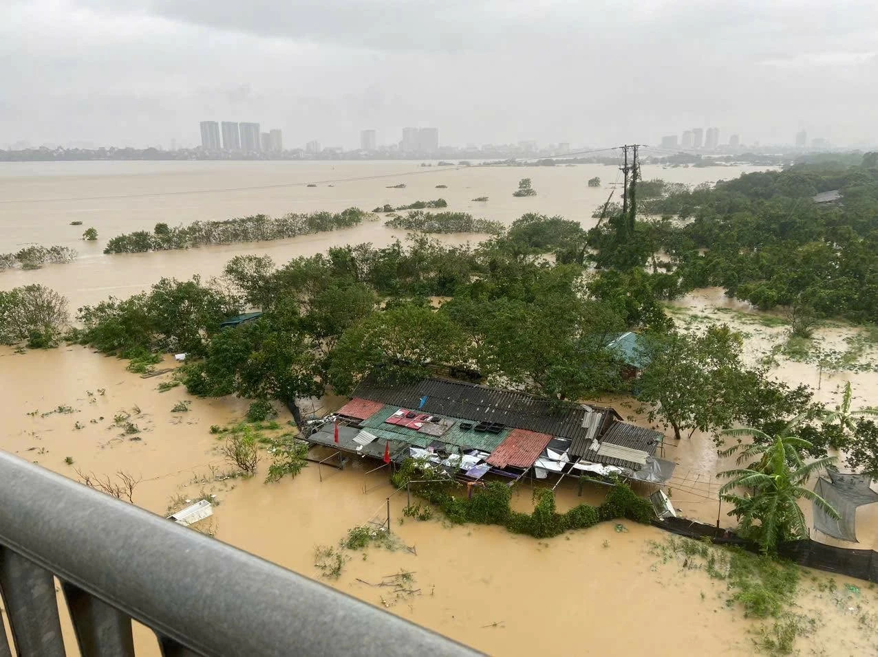 Lũ lụt miền Bắc: Nước sông Hồng dâng cao trên báo động II, nhiều khu vực ở Hà Nội mênh mông nước