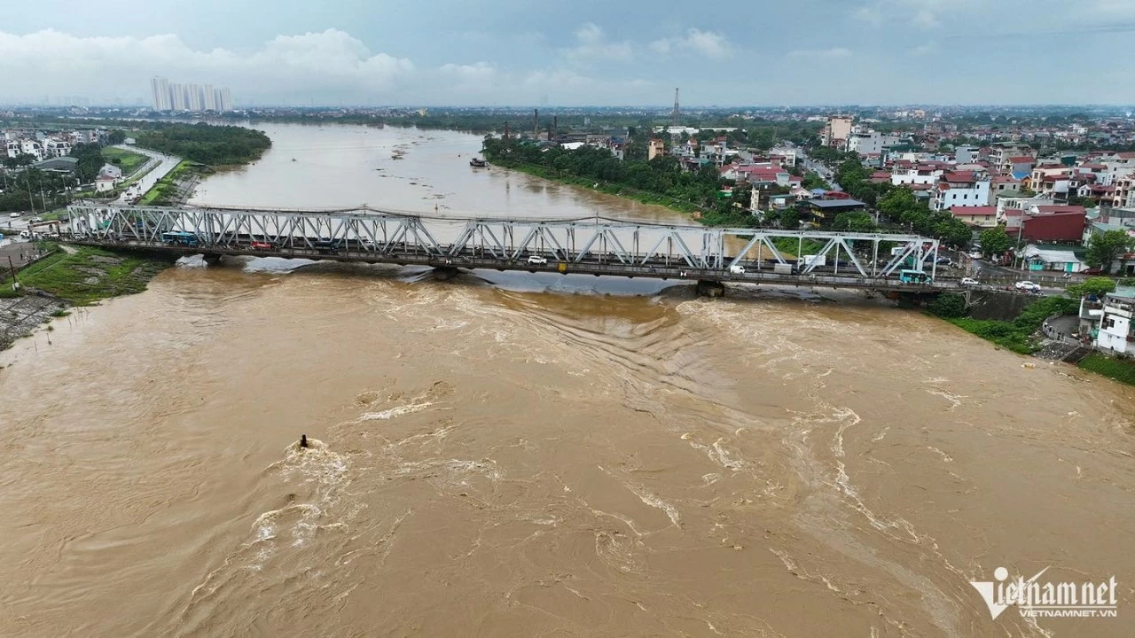 Lũ lụt miền Bắc: Nước sông Hồng dâng cao trên báo động II, nhiều khu vực ở Hà Nội mênh mông nước