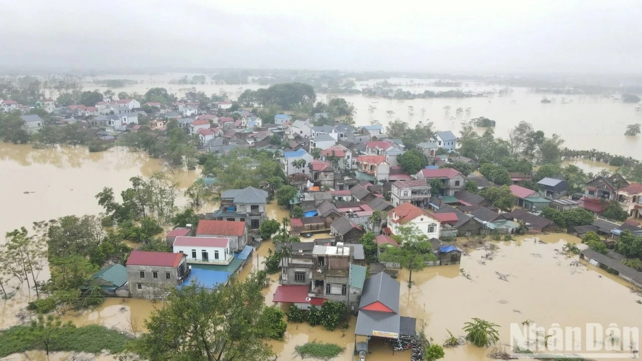 Lũ lụt miền Bắc: Nước sông Hồng dâng cao trên báo động II, nhiều khu vực ở Hà Nội mênh mông nước