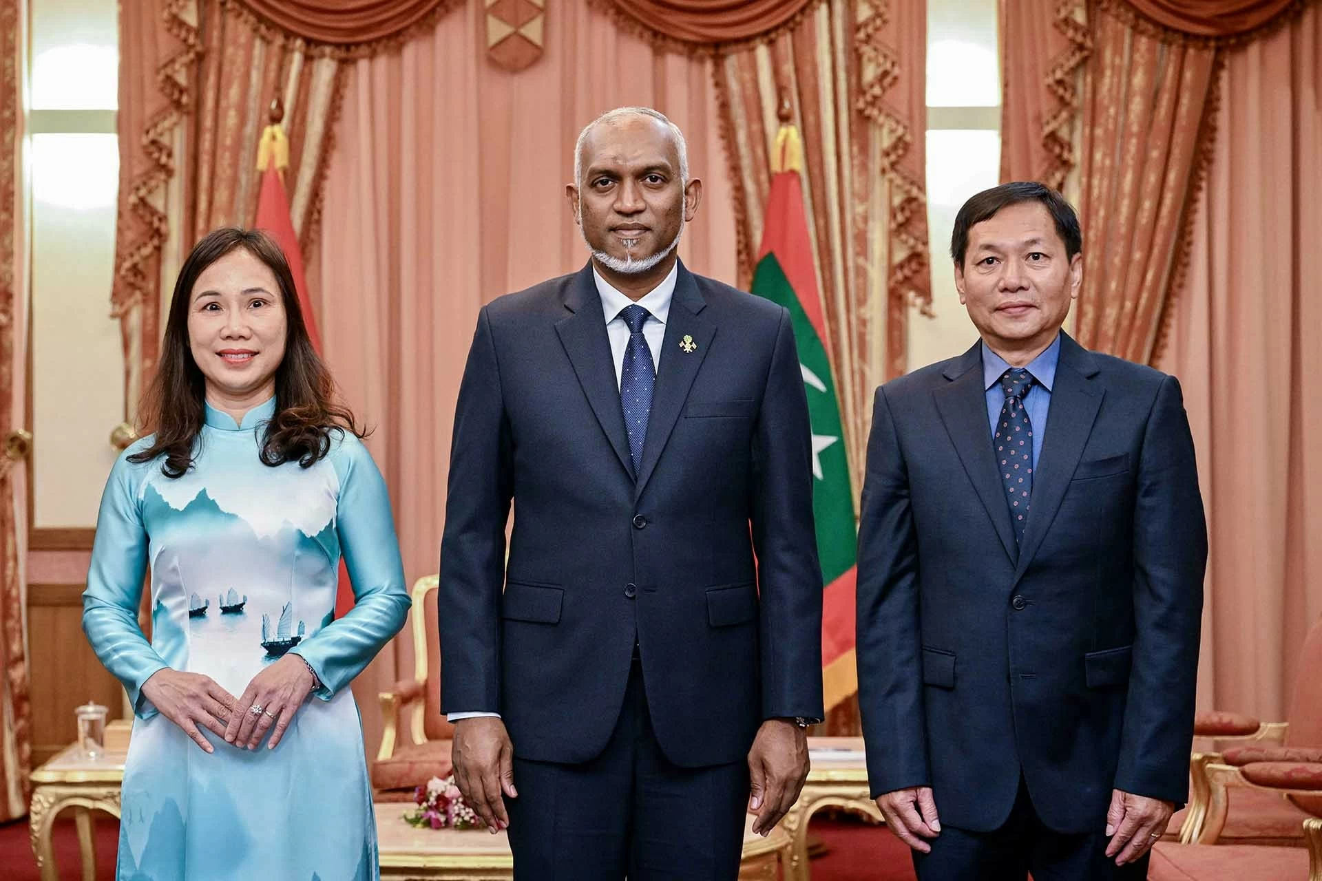 Tổng thống Mohamed Muizzu, Đại sứ Trịnh Thị Tâm, phu quân Nguyễn Ngọc Lâm chụp ảnh lưu niệm. 