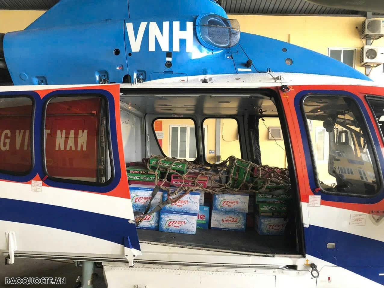 Trực thăng Binh đoàn 18 tiếp tế thực phẩm cho bà con vùng lũ miền Bắc Trực thăng Binh đoàn 18 tiếp tế thực phẩm cho bà con vùng lũ miền Bắc