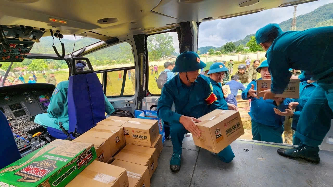 Trực thăng Binh đoàn 18 tiếp tế thực phẩm cho bà con vùng lũ miền Bắc Trực thăng Binh đoàn 18 tiếp tế thực phẩm cho bà con vùng lũ miền Bắc