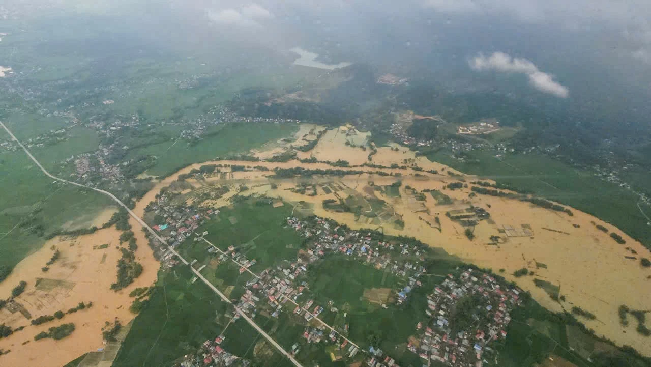 Trực thăng Binh đoàn 18 tiếp tế thực phẩm cho bà con vùng lũ miền Bắc