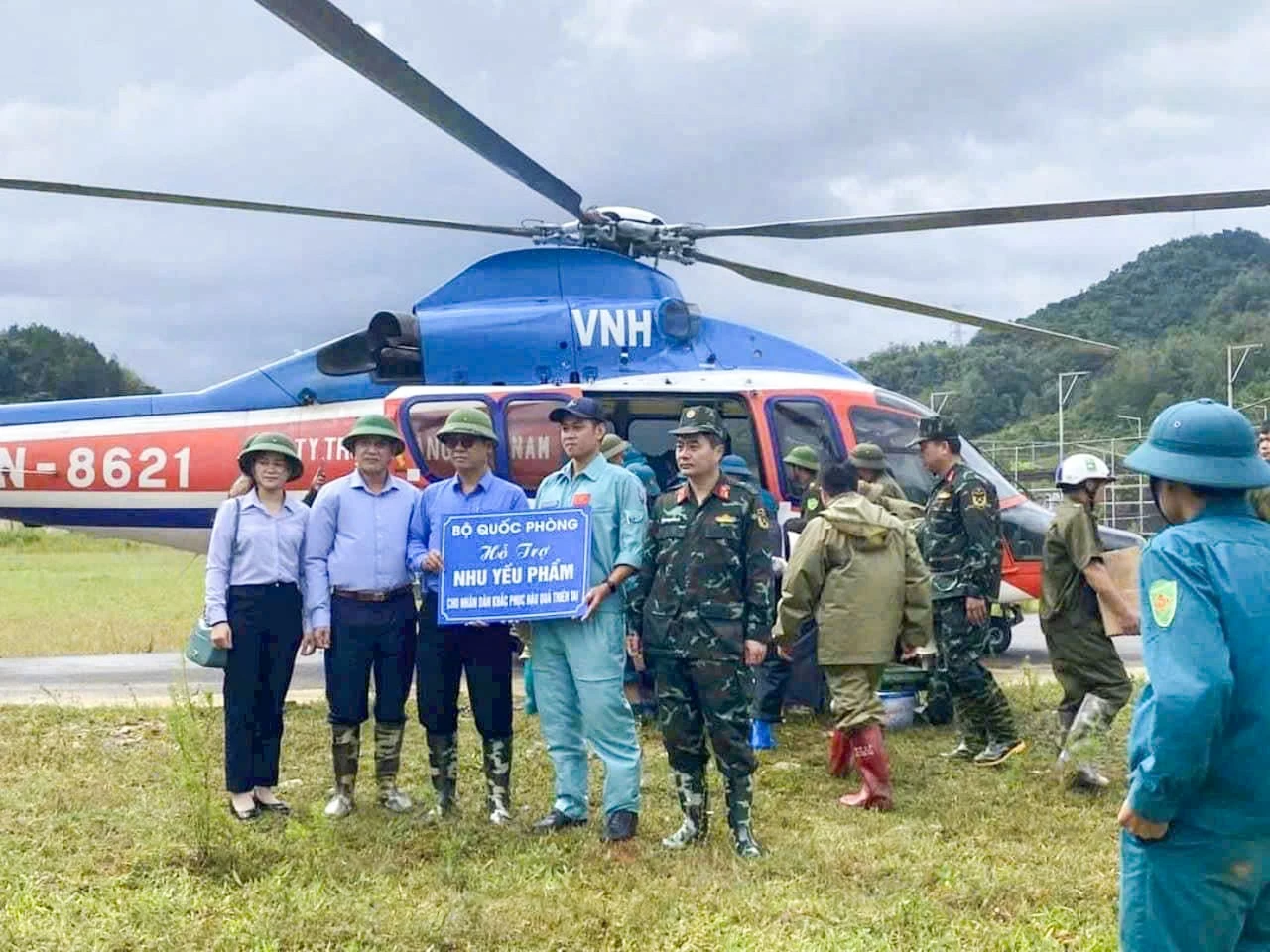 Trực thăng Binh đoàn 18 tiếp tế thực phẩm cho bà con vùng lũ miền Bắc Trực thăng Binh đoàn 18 tiếp tế thực phẩm cho bà con vùng lũ miền Bắc