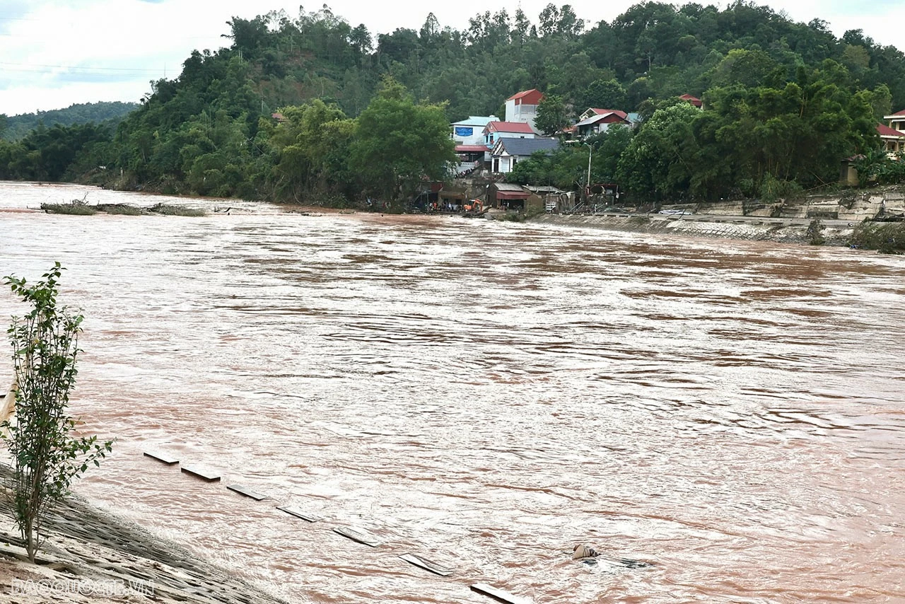 Nước sông Kỳ Cùng dâng cao, các cửa suối và cống thoát bị ứ đọng, gây ngập các vị trí trũng thấp và toàn bộ cầu ngầm trên các tuyến đường giao thông...