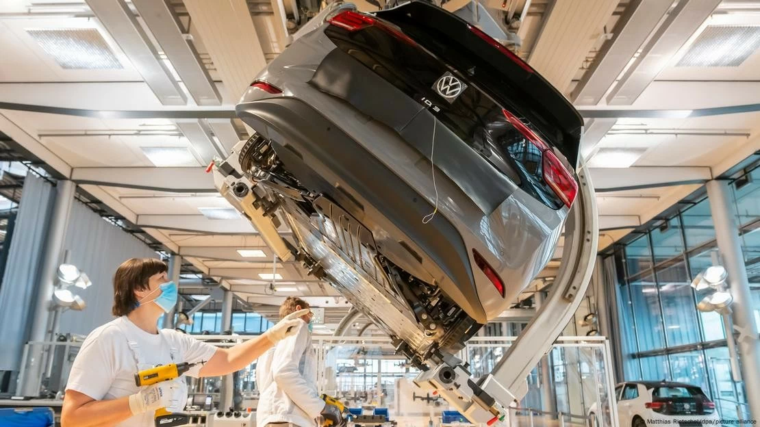 Những cải cách gây chấn động của Volkswagen có thể được coi là một phần trong những thách thức lớn hơn mà nền kinh tế Đức phải đối mặt. (Nguồn: DPA) Những cải cách gây chấn động của Volkswagen có thể được coi là một phần trong những thách thức lớn hơn mà nền kinh tế Đức phải đối mặt. (Nguồn: DPA)