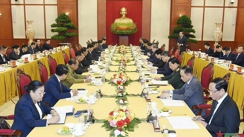 Vietnam, Laos General Secretaries co-chair high-level Party meeting in Hanoi