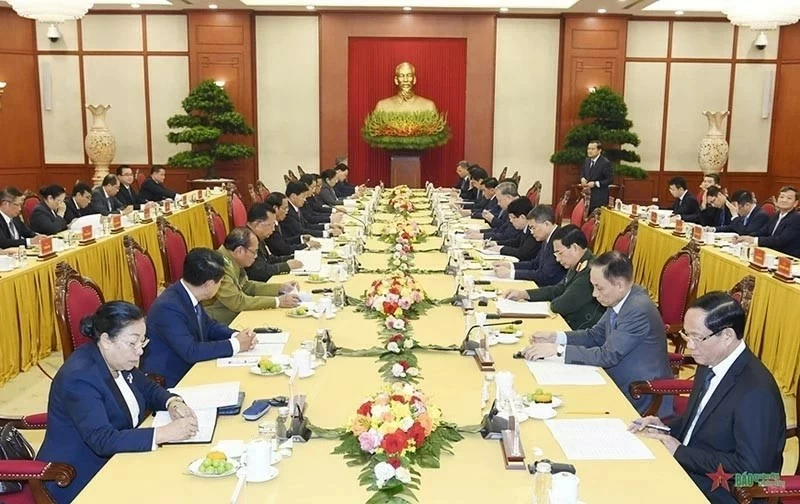 Vietnam, Laos General Secretaries co-chair high-level Party meeting in Hanoi