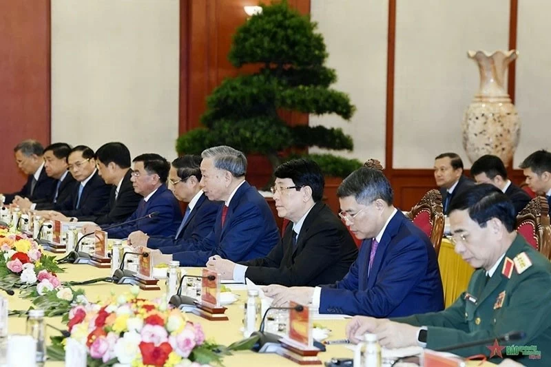 Vietnam, Laos General Secretaries co-chair high-level Party meeting in Hanoi