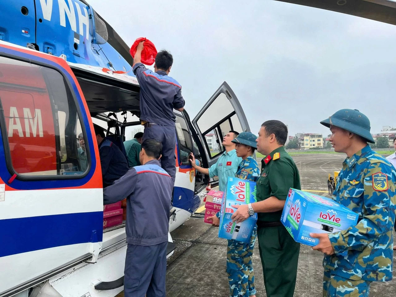 Mưa lũ miền Bắc: Trực thăng Bộ Quốc phòng vận chuyển nhu yếu phẩm cho bà con Cao Bằng Máy bay của Binh đoàn 18/BQP đã vận chuyển hàng cứu trợ, thực ph Mưa lũ miền Bắc: Trực thăng Bộ Quốc phòng vận chuyển nhu yếu phẩm cho bà con Cao Bằng Máy bay của Binh đoàn 18/BQP đã vận chuyển hàng cứu trợ, thực ph