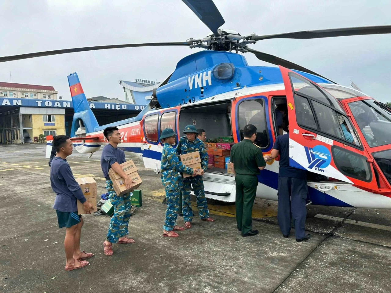 Mưa lũ miền Bắc: Trực thăng Bộ Quốc phòng vận chuyển nhu yếu phẩm cho bà con Cao Bằng Máy bay của Binh đoàn 18/BQP đã vận chuyển hàng cứu trợ, thực ph Mưa lũ miền Bắc: Trực thăng Bộ Quốc phòng vận chuyển nhu yếu phẩm cho bà con Cao Bằng Máy bay của Binh đoàn 18/BQP đã vận chuyển hàng cứu trợ, thực ph