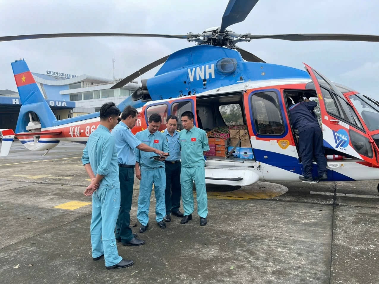 Mưa lũ miền Bắc: Trực thăng Bộ Quốc phòng vận chuyển nhu yếu phẩm cho bà con Cao Bằng Máy bay của Binh đoàn 18/BQP đã vận chuyển hàng cứu trợ, thực ph Mưa lũ miền Bắc: Trực thăng Bộ Quốc phòng vận chuyển nhu yếu phẩm cho bà con Cao Bằng Máy bay của Binh đoàn 18/BQP đã vận chuyển hàng cứu trợ, thực ph