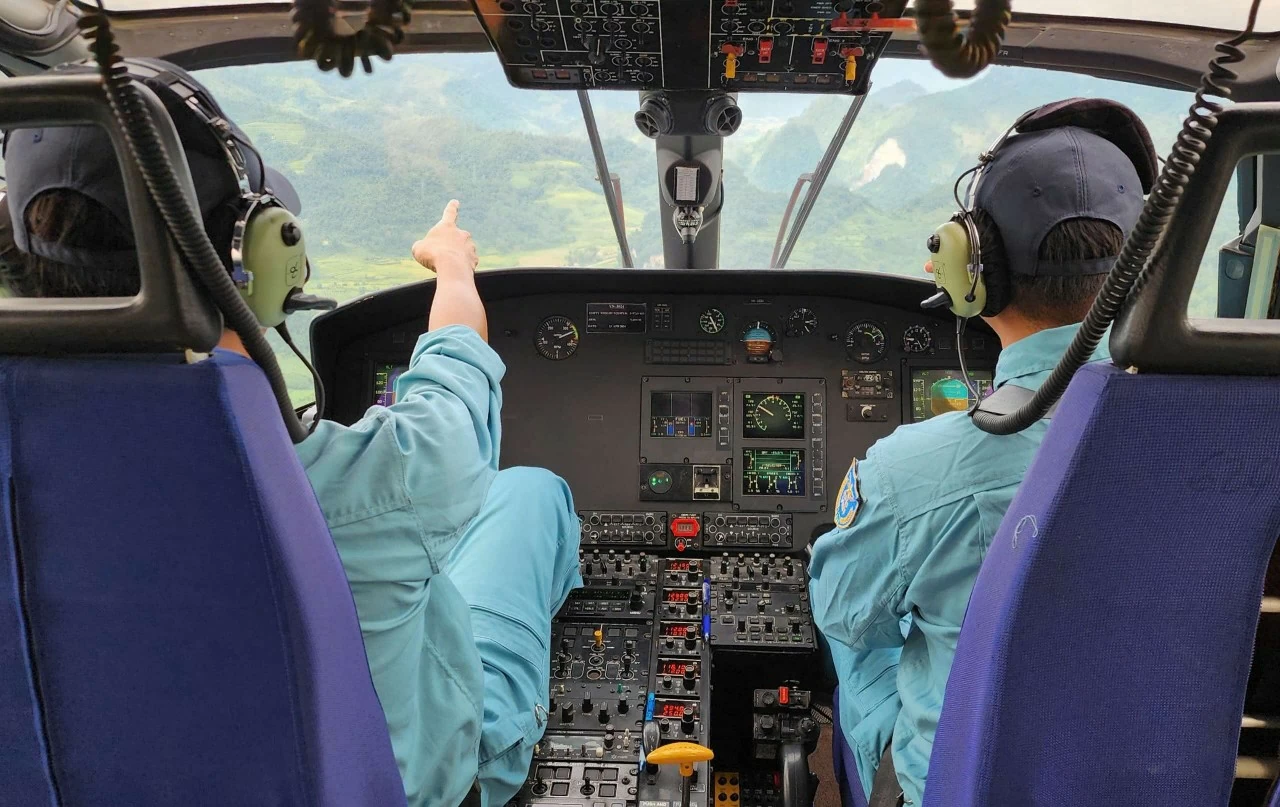 Mưa lũ miền Bắc: Trực thăng Bộ Quốc phòng vận chuyển nhu yếu phẩm cho bà con Cao Bằng Máy bay của Binh đoàn 18/BQP đã vận chuyển hàng cứu trợ, thực ph Mưa lũ miền Bắc: Trực thăng Bộ Quốc phòng vận chuyển nhu yếu phẩm cho bà con Cao Bằng Máy bay của Binh đoàn 18/BQP đã vận chuyển hàng cứu trợ, thực ph