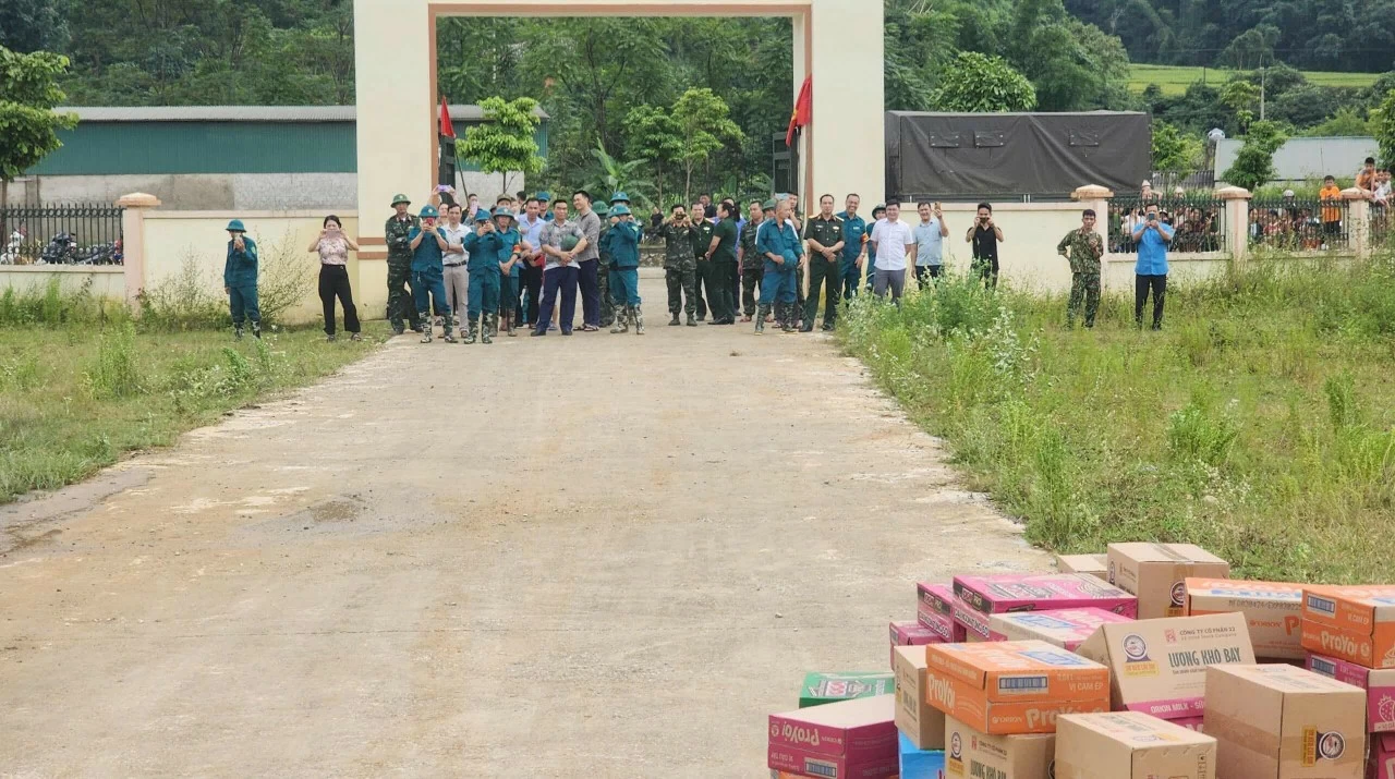 Mưa lũ miền Bắc: Trực thăng Bộ Quốc phòng vận chuyển nhu yếu phẩm cho bà con Cao Bằng Máy bay của Binh đoàn 18/BQP đã vận chuyển hàng cứu trợ, thực ph