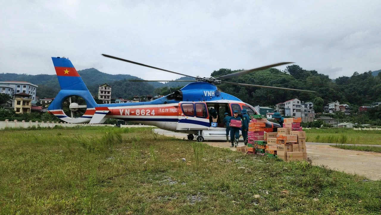 Mưa lũ miền Bắc: Trực thăng Bộ Quốc phòng vận chuyển nhu yếu phẩm cho bà con Cao Bằng Máy bay của Binh đoàn 18/BQP đã vận chuyển hàng cứu trợ, thực ph Mưa lũ miền Bắc: Trực thăng Bộ Quốc phòng vận chuyển nhu yếu phẩm cho bà con Cao Bằng Máy bay của Binh đoàn 18/BQP đã vận chuyển hàng cứu trợ, thực ph