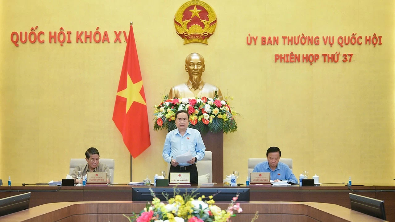 Chủ tịch Quốc hội Trần Thanh Mẫn phát biểu khai mạc phiên họp.Phiên họp thứ 37, Ủy ban Thường vụ Quốc hội xem xét 11 dự án luật, 2 Nghị quyết, phê chuẩn bổ nhiệm Đại sứ