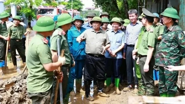 PM Pham Minh Chinh gives on-site directions on flood, landslide response after Typhoon Yagi