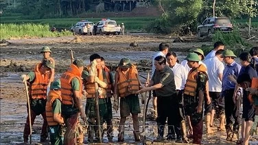 PM Pham Minh Chinh inspects search for victims at landslide site caused by typhoon Yagi in Lao Cai