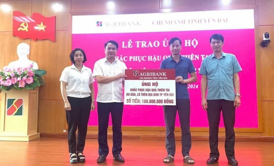 Hoạt động ủng hộ, hỗ trợ khắc phục thiên tai, bão lũ tại các địa phương bị thiệt hại.