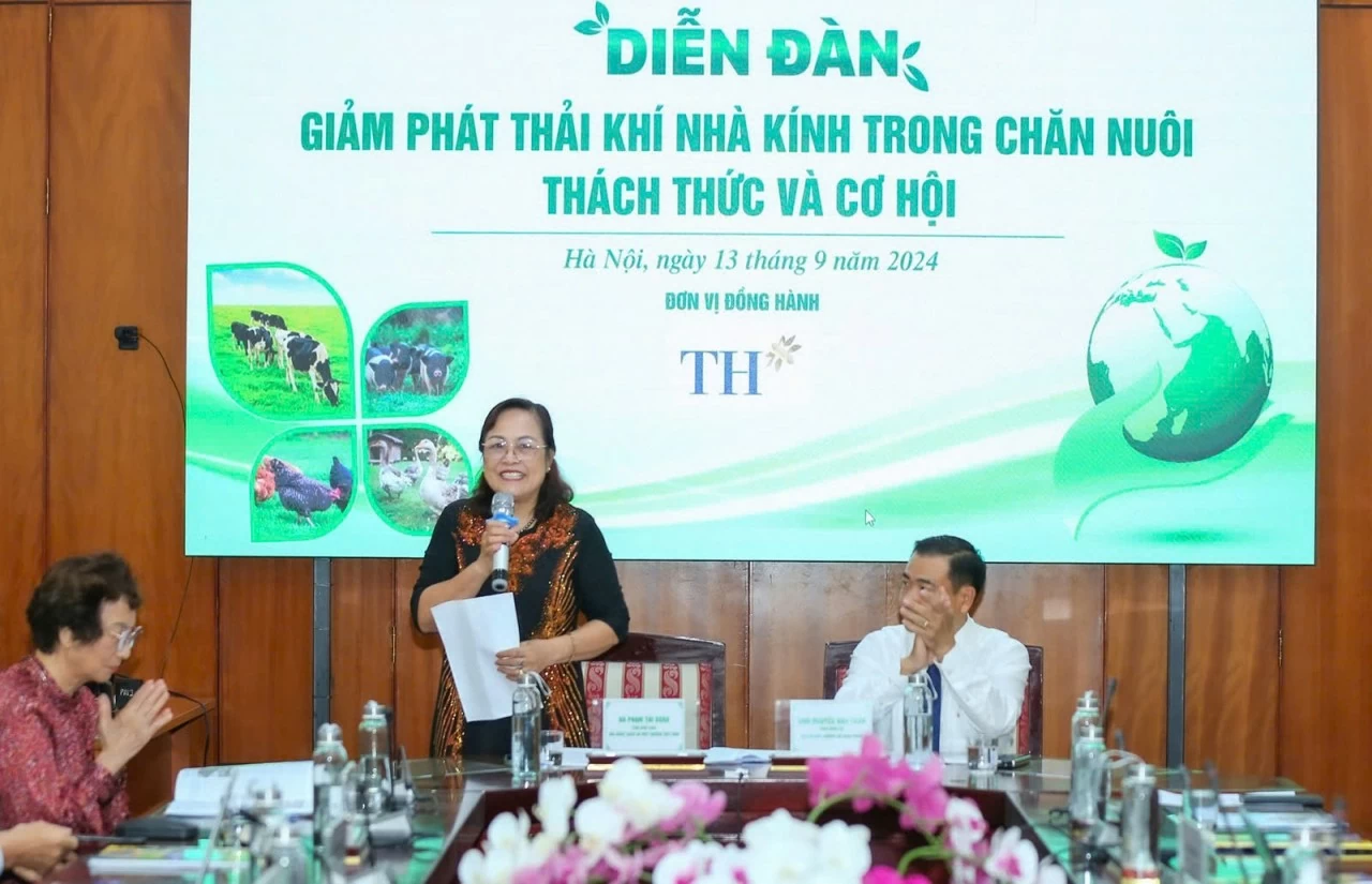 Bà Phạm Thị Xuân – Phó Chủ tịch Phụ trách Hội Nước sạch và Môi trường Việt Nam phát biểu khai mạc Diễn đàn. (Ảnh: Chu Văn)