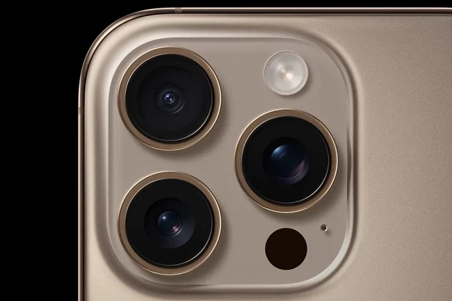 Cụm camera ba ống kính trên iPhone 16 Pro