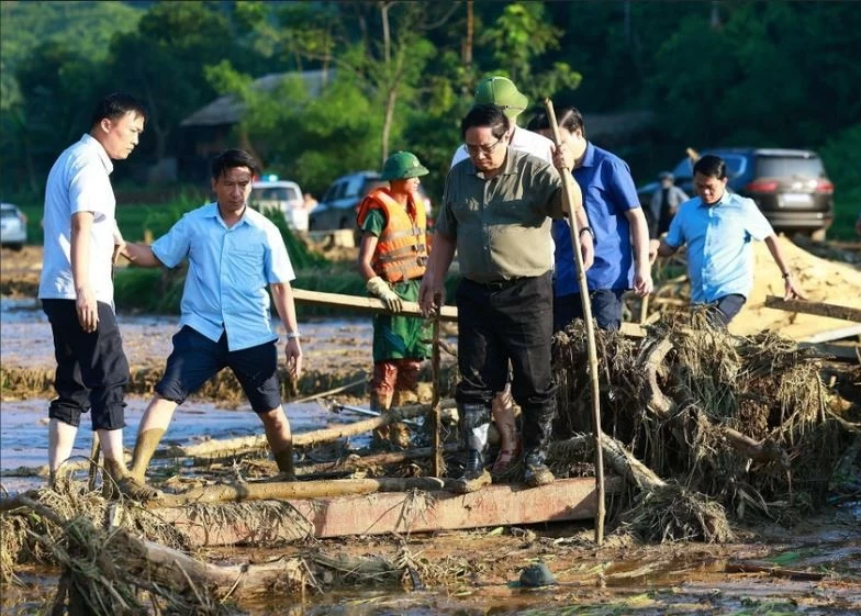 Prime Minister Pham Minh Chinh visited Nu Village in Phuc Khanh commune, Bao Yen district, Lao Cai province to oversee and direct search, rescue, and recovery operations following a recent landslide. (Photo: VNA)