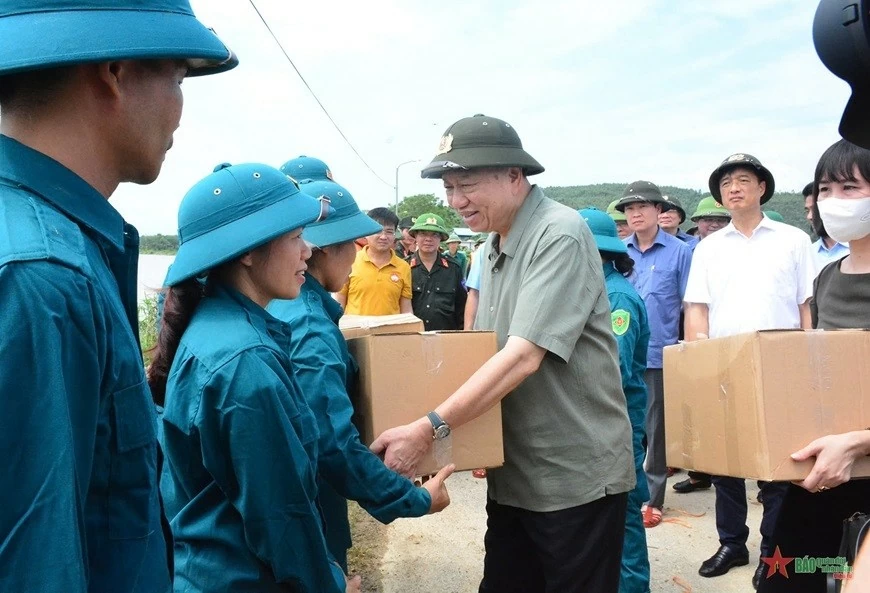 Party General Secretary and State President To Lam visits a force strengthening an important site of the Lo River, Tuyen Quang province, on September 12. (Photo: VNA)