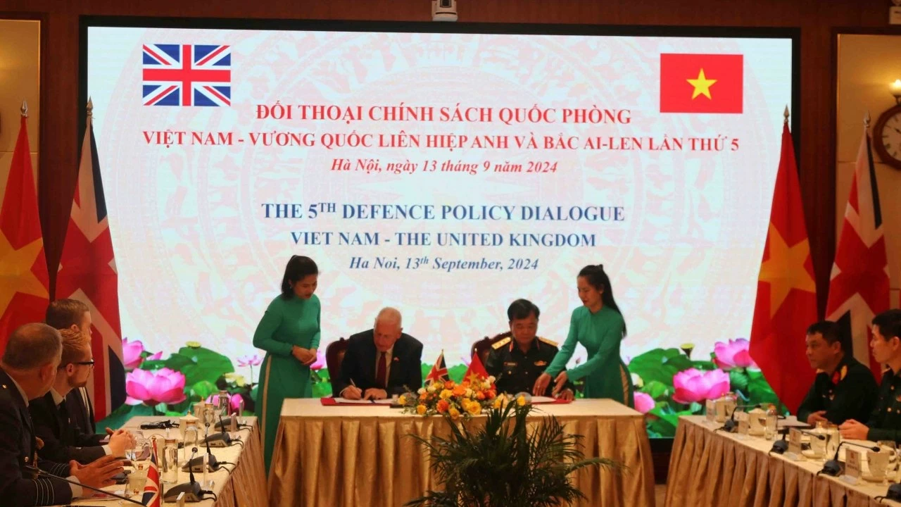 Vietnam-UK enhances defense relations for common peace and prosperity