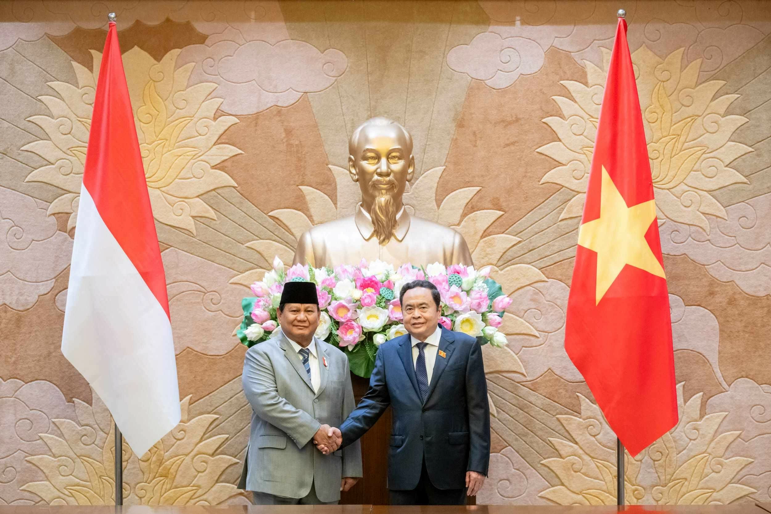 National Assembly Chairman Tran Thanh Man (R) and Indonesian President-elect Prabowo Subianto at their meeting in Hanoi on September 14 (Photo: VNA)