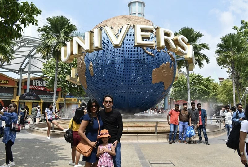 Khách du lịch Ấn Độ tạo dáng chụp ảnh tại Universal Studios Singapore. Minion Land mới mở tại công viên giải trí này là một trong những điểm tham quan mới của thành phố này. Ảnh: Shutterstock