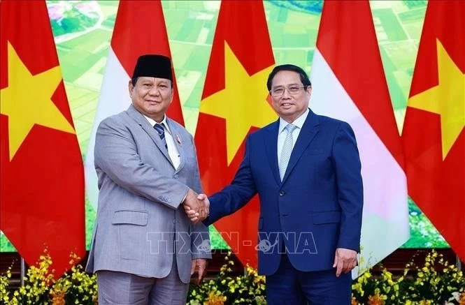 Prime Minister Pham Minh Chinh (R) receives Indonesian President-elect Prabowo Subianto (Photo: VNA)