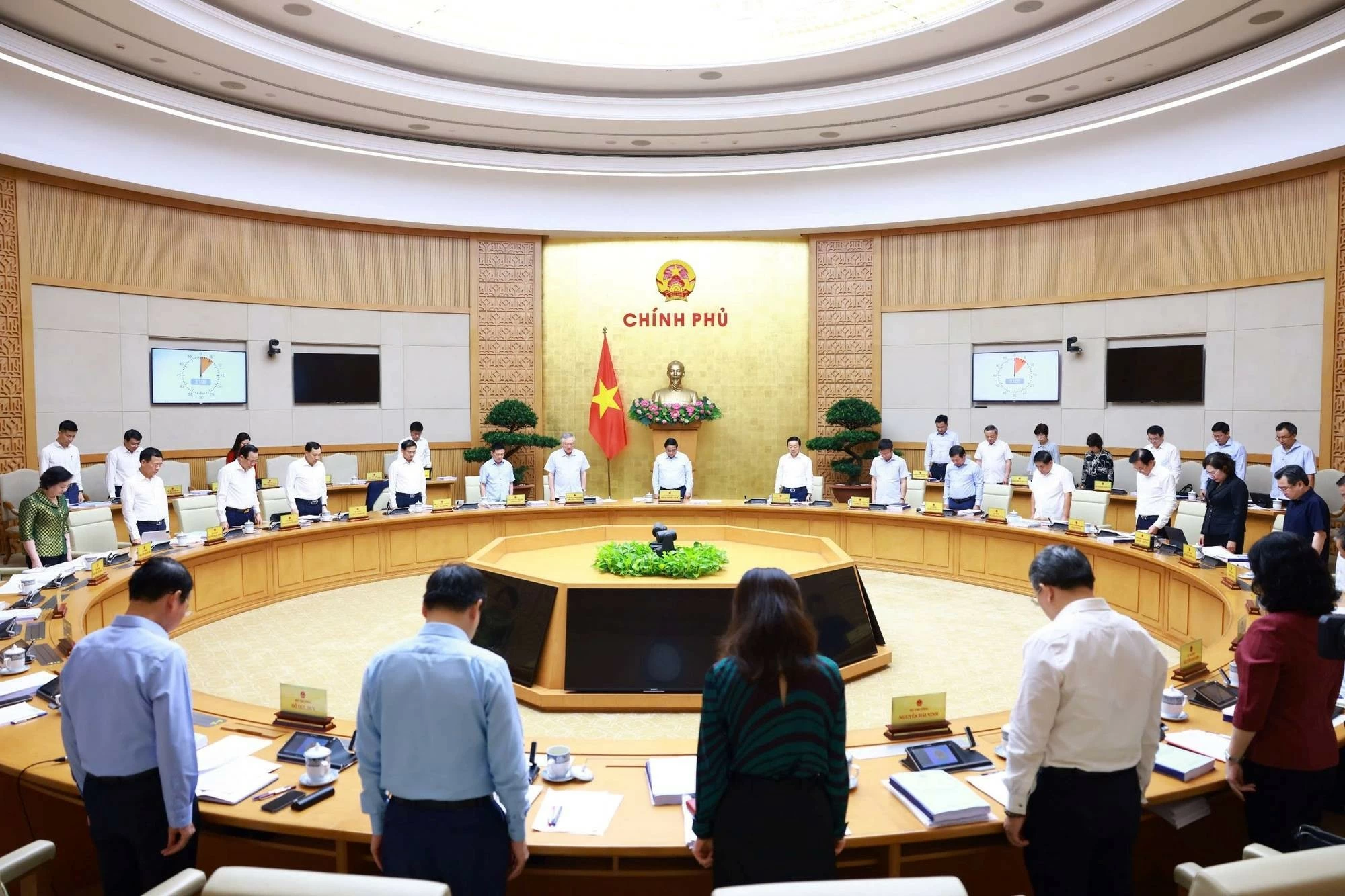 Before entering the meeting, the Government observed a minute of silence to commemorate the victims who died due to storms and floods - Photo: VGP/Nhat Bac