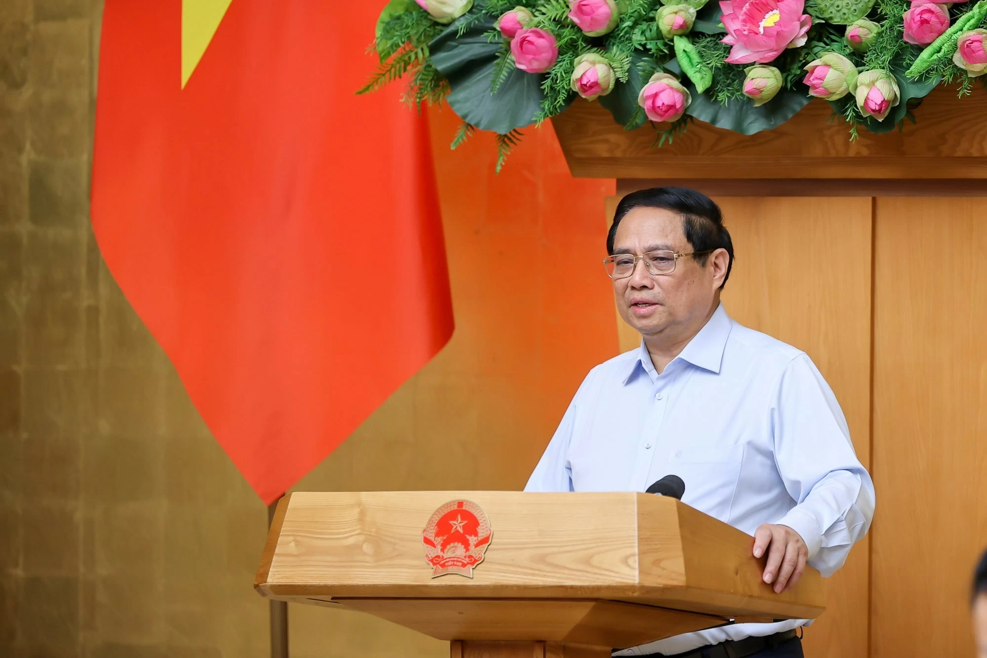 Prime Minister Pham Minh Chinh chairs Government's monthly law-making session (Photo: VNA)