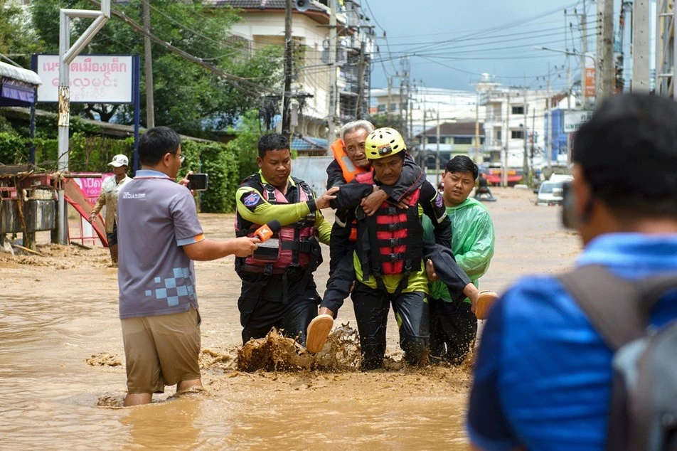 Nhân viên cứu hộ sơ tán người cao tuổi tại Chiang Rai, Thái Lan, ngày 11/9. Ảnh: Reuters