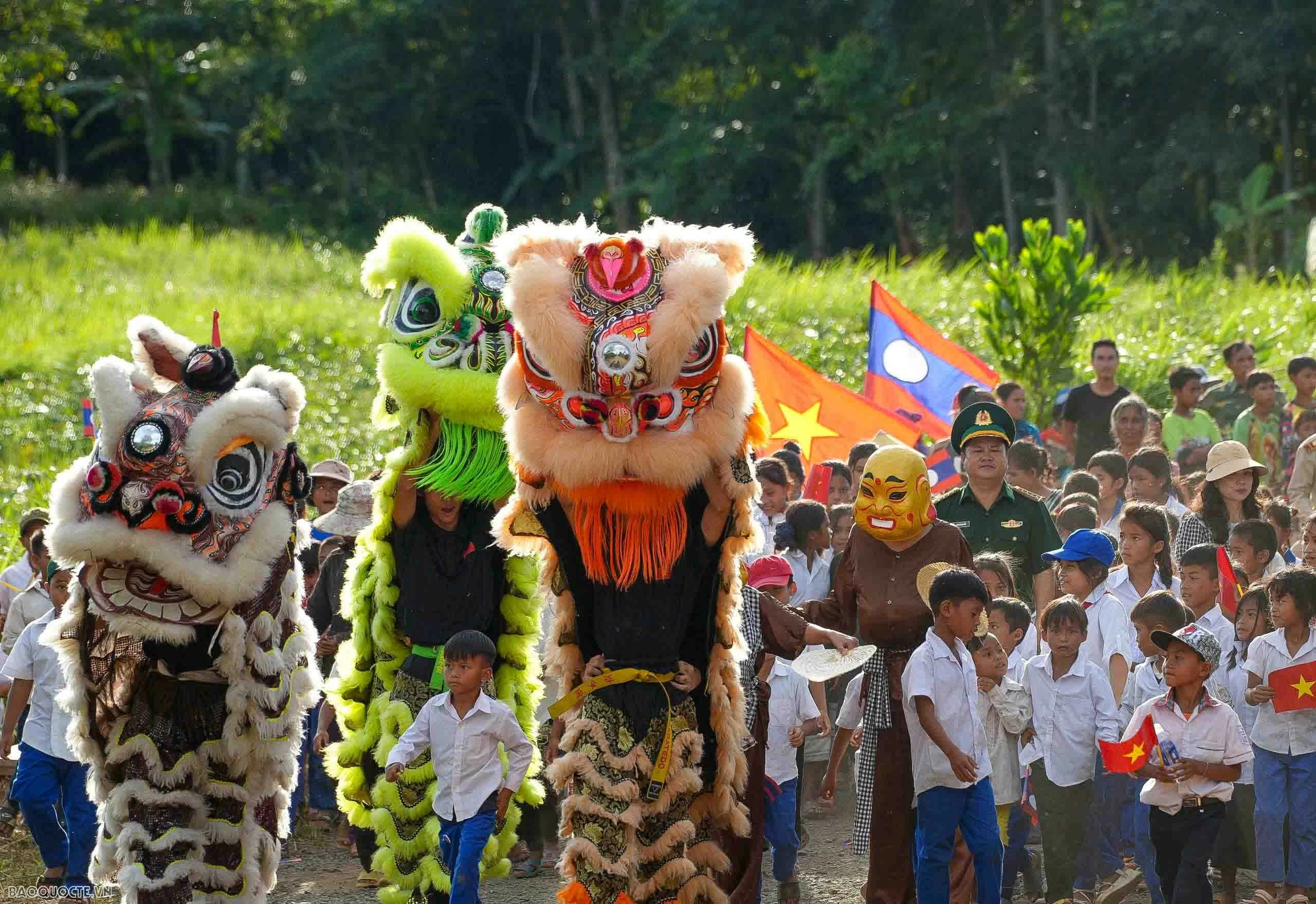 Trung thu sớm cho trẻ em biên giới Việt Nam Lào