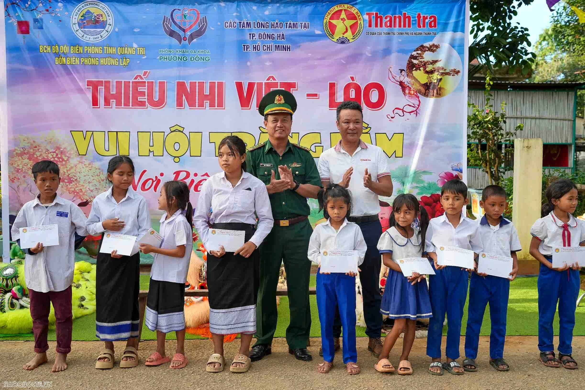 Trung thu sớm cho trẻ em biên giới Việt Nam Lào