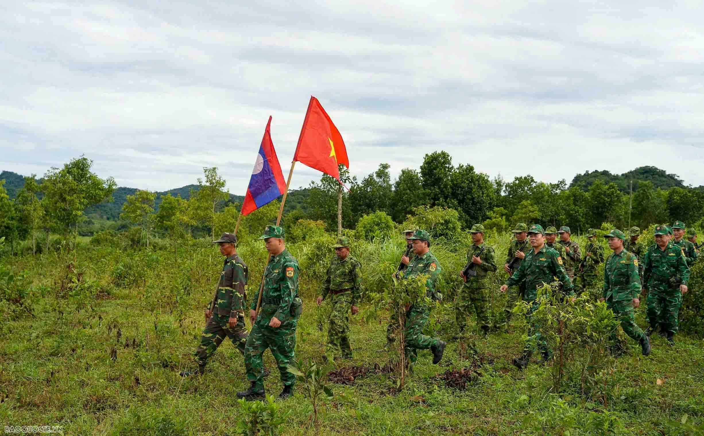 Trung thu sớm cho trẻ em biên giới Việt Nam-Lào Trung thu sớm cho trẻ em biên giới Việt Nam-Lào