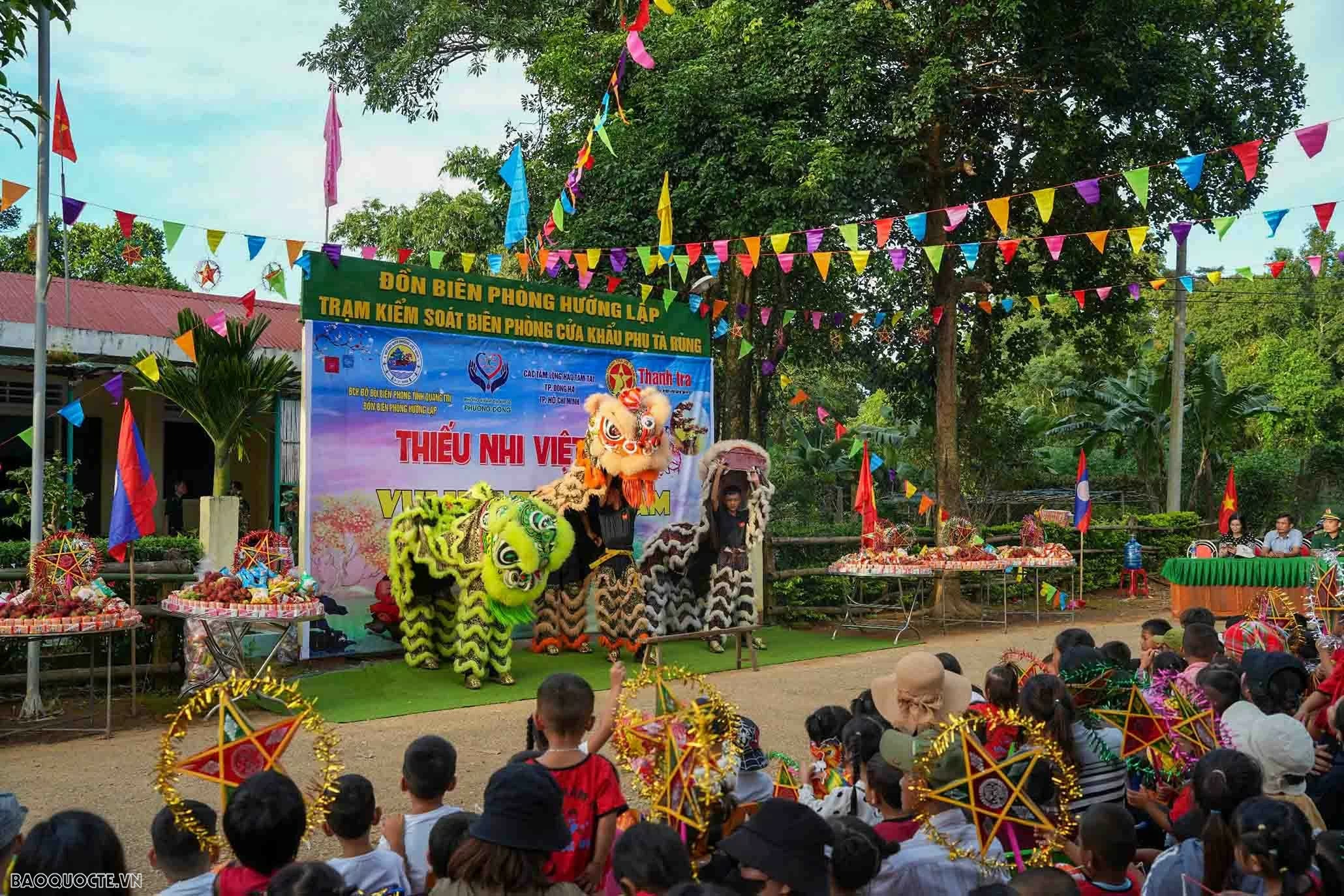 Trung thu sớm cho trẻ em biên giới Việt Nam-Lào