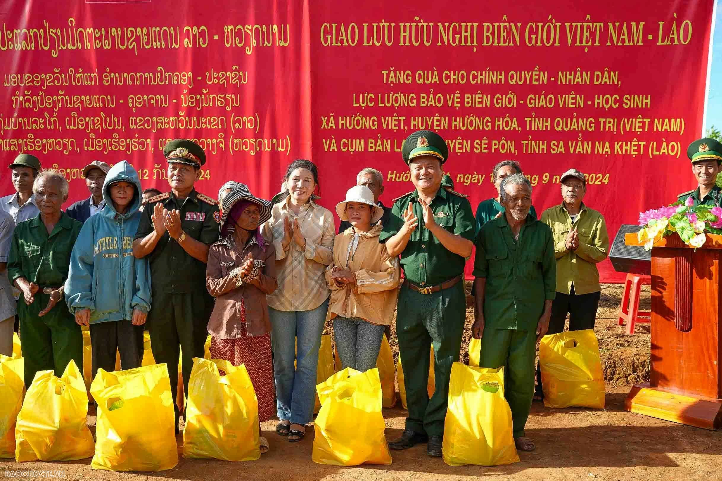 Trung thu sớm cho trẻ em biên giới Việt Nam-Lào Trung thu sớm cho trẻ em biên giới Việt Nam Lào