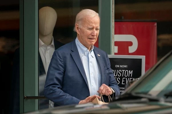 Tổng thống Biden dành nhiều ngày cuối tuần ở Wilmington, Del., đi nhà thờ và mua sắm tại Jos. A. Bank. (Nguồn: AP)